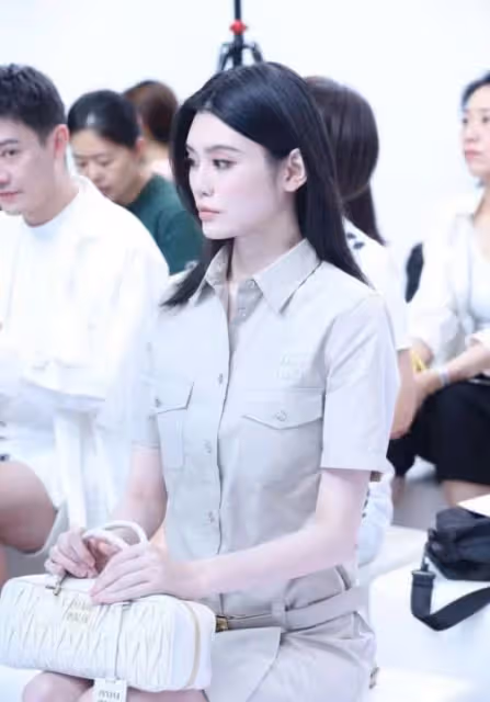 伊能靜保養有多好，同框小21歲奚夢瑤都像同齡，打扮普通更像闊太