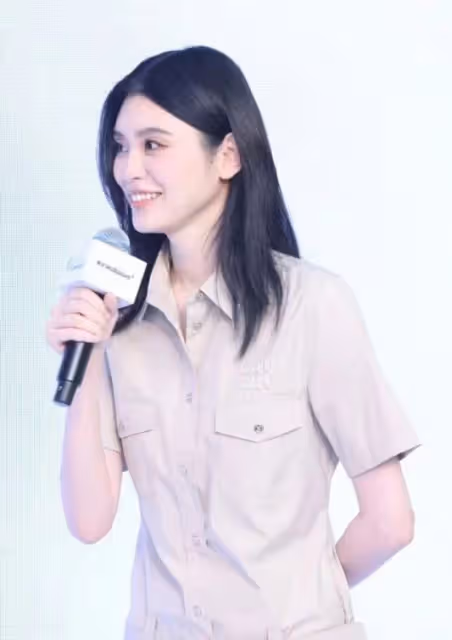 伊能靜保養有多好，同框小21歲奚夢瑤都像同齡，打扮普通更像闊太
