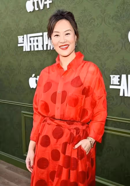 鄔君梅在美國走紅毯，為搶鏡化「亞裔妝」迎合審美，大紅裙顯風情
