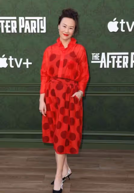 鄔君梅在美國走紅毯，為搶鏡化「亞裔妝」迎合審美，大紅裙顯風情