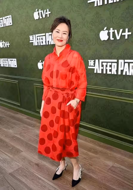 鄔君梅在美國走紅毯，為搶鏡化「亞裔妝」迎合審美，大紅裙顯風情