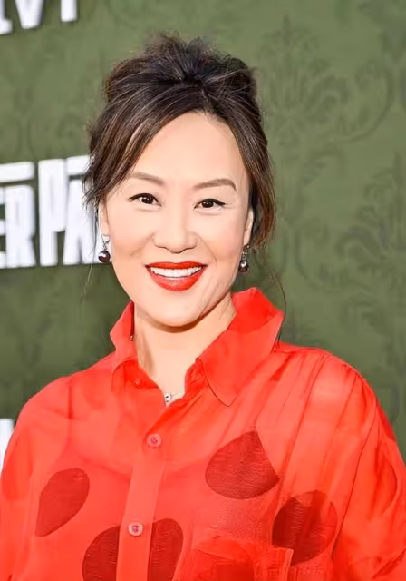 鄔君梅在美國走紅毯，為搶鏡化「亞裔妝」迎合審美，大紅裙顯風情