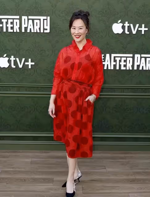 鄔君梅在美國走紅毯，為搶鏡化「亞裔妝」迎合審美，大紅裙顯風情