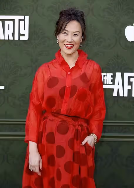 鄔君梅在美國走紅毯，為搶鏡化「亞裔妝」迎合審美，大紅裙顯風情