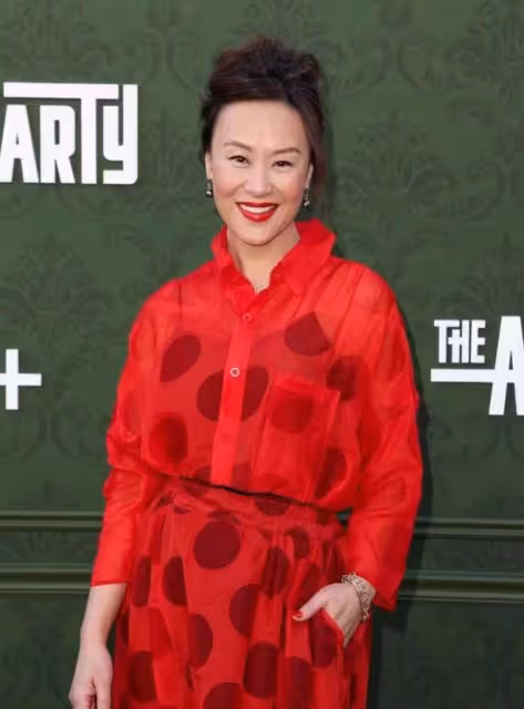 鄔君梅在美國走紅毯，為搶鏡化「亞裔妝」迎合審美，大紅裙顯風情