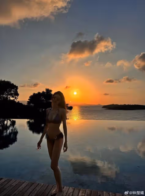 鍾楚曦曬男友視角旅行照,穿比基尼秀身材,曲線完美零贅肉超養眼