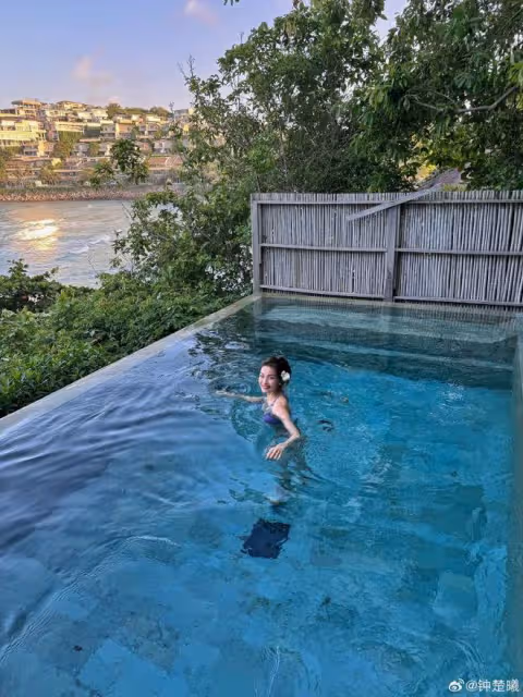 鍾楚曦曬男友視角旅行照,穿比基尼秀身材,曲線完美零贅肉超養眼