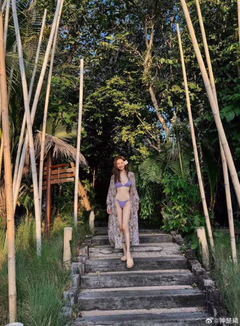 鍾楚曦曬男友視角旅行照,穿比基尼秀身材,曲線完美零贅肉超養眼