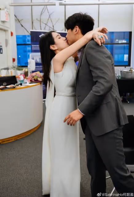 何超盈穿婚紗辦派對,慶結婚6周年,緊摟小8歲老公脖子深情擁吻!