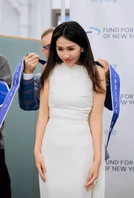 何超盈穿婚紗辦派對,慶結婚6周年,緊摟小8歲老公脖子深情擁吻!