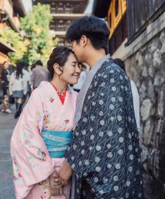 何超盈穿婚紗辦派對,慶結婚6周年,緊摟小8歲老公脖子深情擁吻!