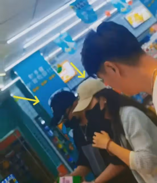 汪峰兒童節陪女友游新疆,兩人小超市購物接地氣,戴情侶帽好甜蜜