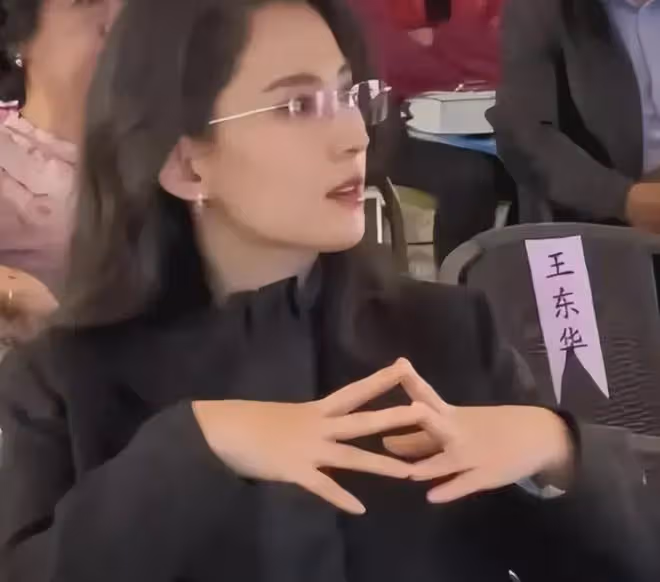 汪峰兒童節陪女友游新疆,兩人小超市購物接地氣,戴情侶帽好甜蜜