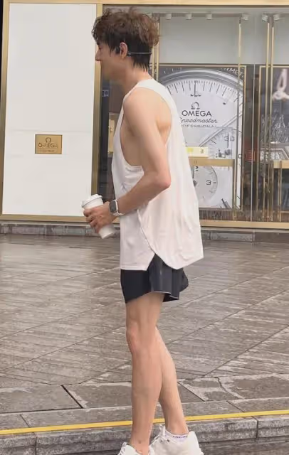 林更新在香港冒雨跑步,暴瘦脫相太辣眼,腿上有一塊淤青引熱議!