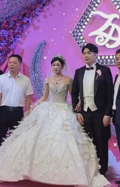 七匹狼特步豪門聯姻排場大!賭王家族3人捧場,奚夢瑤眼神羨慕!
