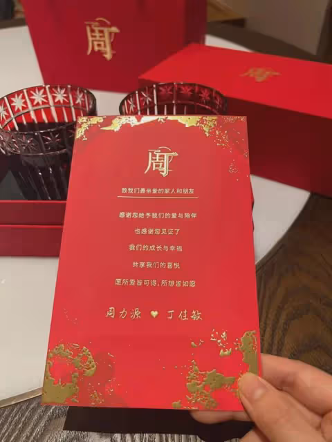 七匹狼特步豪門聯姻排場大!賭王家族3人捧場,奚夢瑤眼神羨慕!