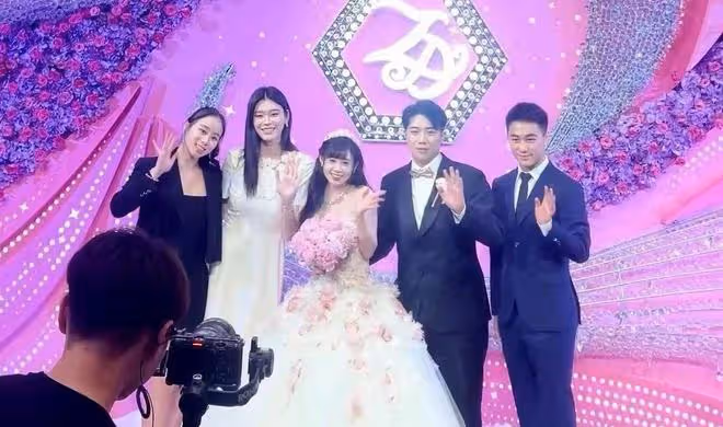 七匹狼特步豪門聯姻排場大!賭王家族3人捧場,奚夢瑤眼神羨慕!