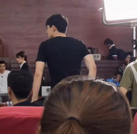 36歲林更新香港被偶遇,減肥上癮暴瘦太多,身型勾勒顯病態!