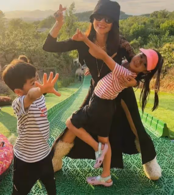章子怡兒童節陪兒女瀟灑!離婚後罕秀美腿,大熱天穿棉鞋惹爭議!
