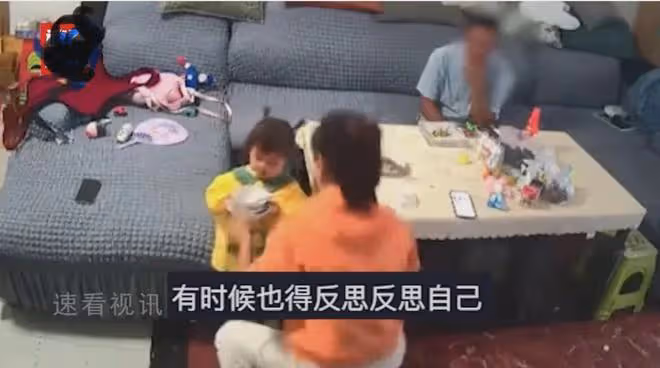 女子坐月子背著娃做飯,公婆在一旁無動於衷,飯後一幕更氣人!