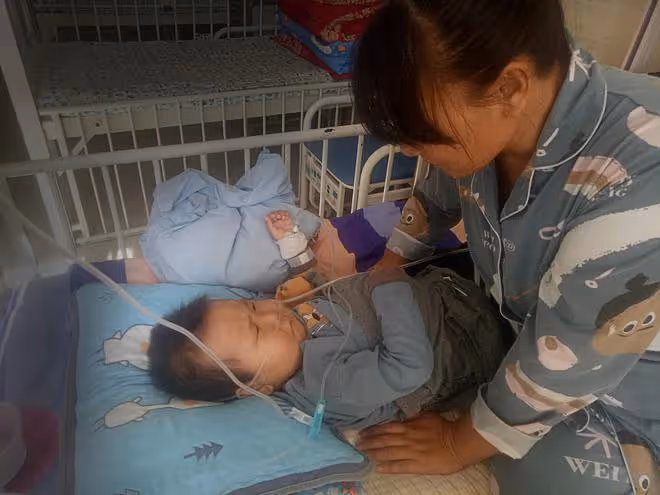 農村小伙頂住壓力娶三婚女人,誰料生下孩子不久就悲劇了