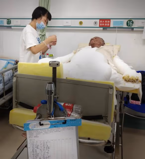 男子深夜給娃做飯，擰開閥門瞬間悲劇發生，在ICU第一天就花10萬