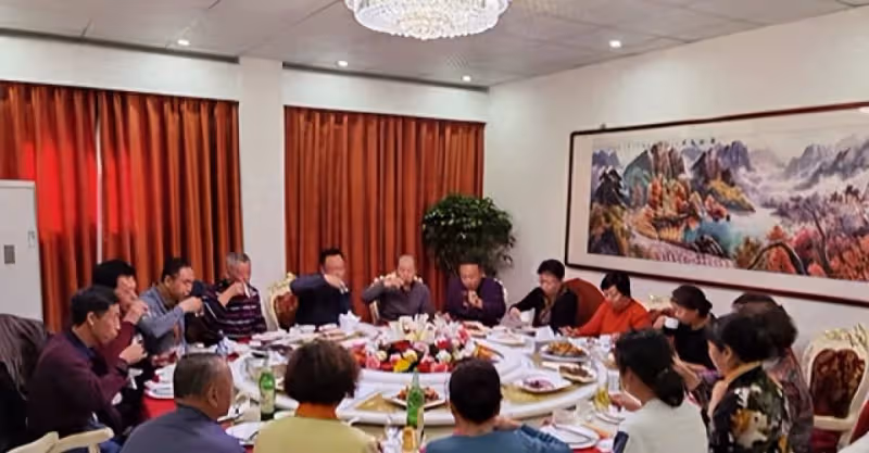 以前我們班感情很好！ 到現在都還「每年辦同學會」持續了幾十年，今年聚餐時間快到了，班長突然在群組裡宣布：「今年開始改成AA制，每人請交1200元！」 我覺得也很合理，沒想到幾個小時後「我再打開群組」傻眼了：人性啊…