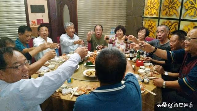 以前我們班感情很好！ 到現在都還「每年辦同學會」持續了幾十年，今年聚餐時間快到了，班長突然在群組裡宣布：「今年開始改成AA制，每人請交1200元！」 我覺得也很合理，沒想到幾個小時後「我再打開群組」傻眼了：人性啊…
