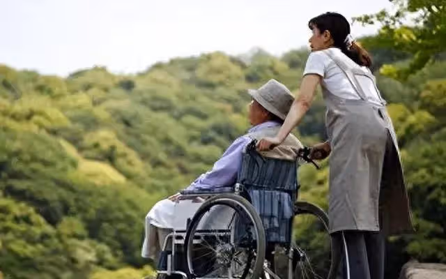 老公每天上班前「婆婆都會跟他要1000塊」，等老公一出門「她就立刻轉手塞給我」！！ 我一直很納悶「直到老公一次員工旅遊」我淚崩醒悟：婆婆在為我鋪後路…😭