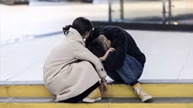 老公每天上班前「婆婆都會跟他要1000塊」，等老公一出門「她就立刻轉手塞給我」！！ 我一直很納悶「直到老公一次員工旅遊」我淚崩醒悟：婆婆在為我鋪後路…😭