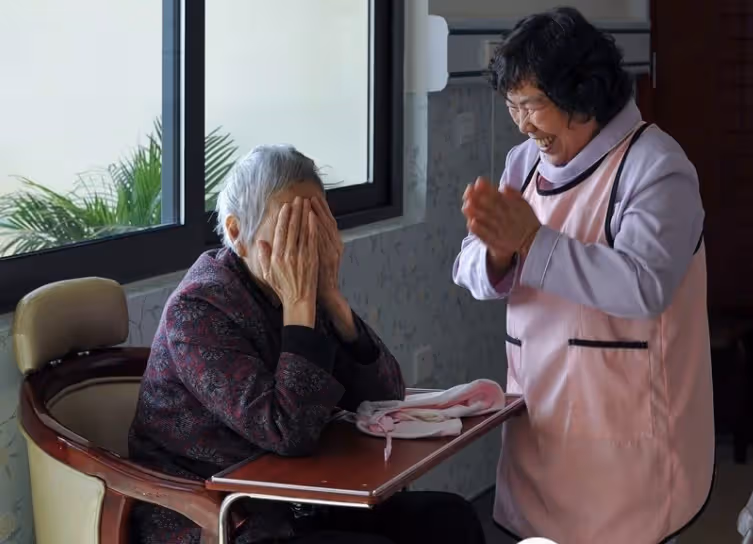 我無償帶孫13年還補貼兒子，直到退休金快花光「卻被媳婦趕回家住」兒子也默許！回老家後「天外飛來大禮」兒子後悔找上門我立刻轟他出去 # 老天有眼