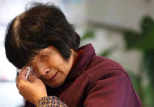 我無償帶孫13年還補貼兒子，直到退休金快花光「卻被媳婦趕回家住」兒子也默許！回老家後「天外飛來大禮」兒子後悔找上門我立刻轟他出去 # 老天有眼