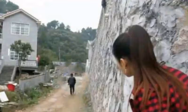 婆婆走後，我替丈夫守孝3年。不久前他從外地工作回來，竟要求離婚！昨天深夜我偷偷跟蹤他，發現他「走入一間陌生的小屋」，我開門後當場痛哭：不會同意的…