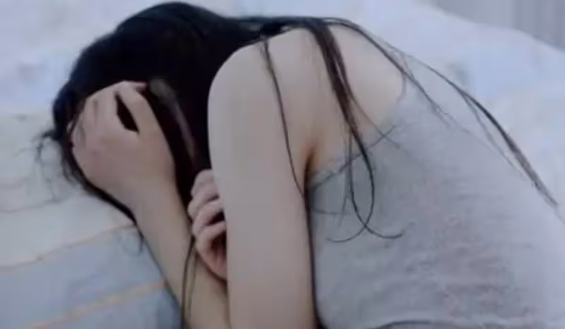 婆婆走後，我替丈夫守孝3年。不久前他從外地工作回來，竟要求離婚！昨天深夜我偷偷跟蹤他，發現他「走入一間陌生的小屋」，我開門後當場痛哭：不會同意的…
