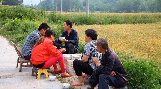 我以前一直覺得「姑姑和舅舅一樣親」！直到爸媽去世「姑姑和舅舅第一時間反應」我才明白還是有差距