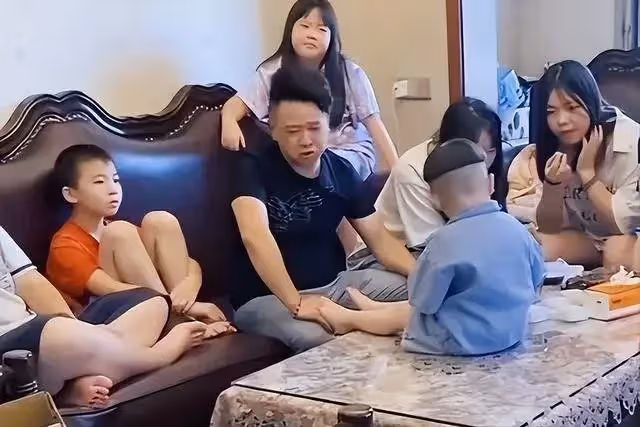 我以前一直覺得「姑姑和舅舅一樣親」！直到爸媽去世「姑姑和舅舅第一時間反應」我才明白還是有差距