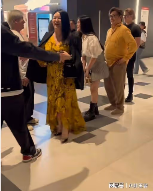 假離婚？李湘一家三口觀看《歌手》，近照胖成️球，王岳倫太卑微