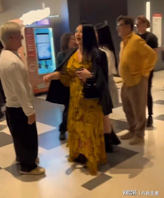 假離婚？李湘一家三口觀看《歌手》，近照胖成️球，王岳倫太卑微