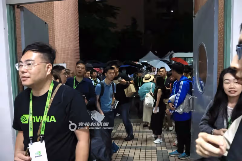 狗仔直擊｜「AI教父」黃仁勳首場演講揭開序幕　百粉車旁冒雨撲空難掩落寞