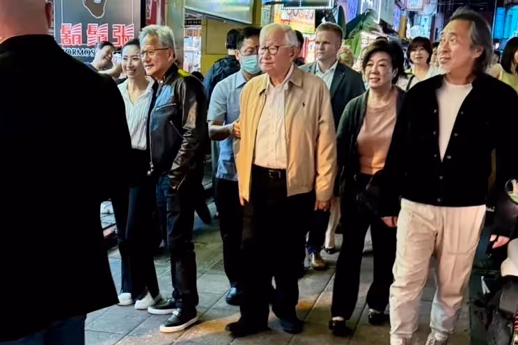 狗仔直擊｜「AI教父」黃仁勳首場演講揭開序幕　百粉車旁冒雨撲空難掩落寞
