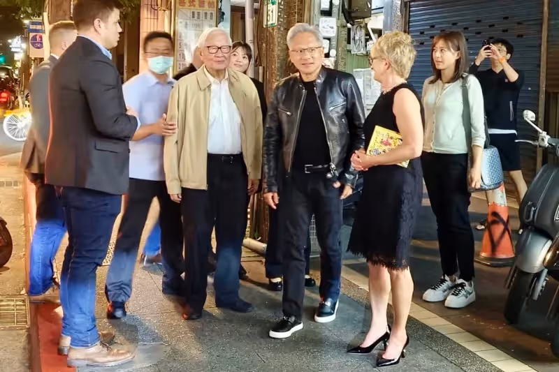 狗仔直擊｜「AI教父」黃仁勳首場演講揭開序幕　百粉車旁冒雨撲空難掩落寞