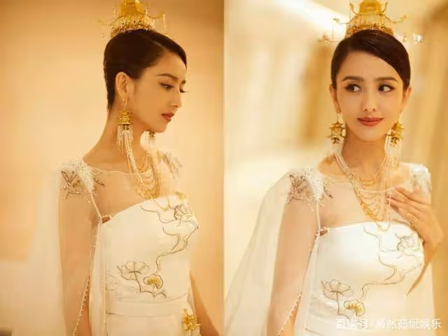 佟麗婭稱自己「全班最丑」，本以為是自謙，看合照：什麼神仙班級