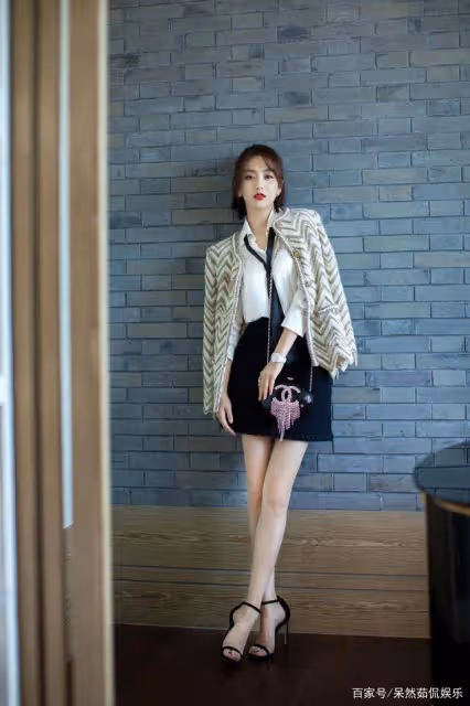 佟麗婭稱自己「全班最丑」，本以為是自謙，看合照：什麼神仙班級