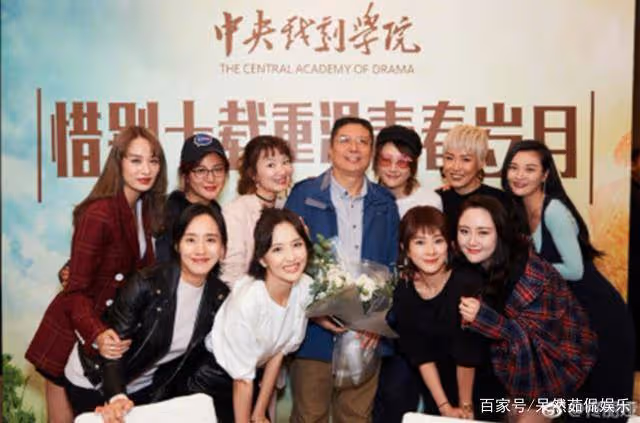 佟麗婭稱自己「全班最丑」，本以為是自謙，看合照：什麼神仙班級