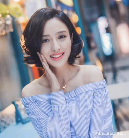 佟麗婭稱自己「全班最丑」，本以為是自謙，看合照：什麼神仙班級