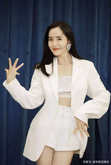 佟麗婭稱自己「全班最丑」，本以為是自謙，看合照：什麼神仙班級