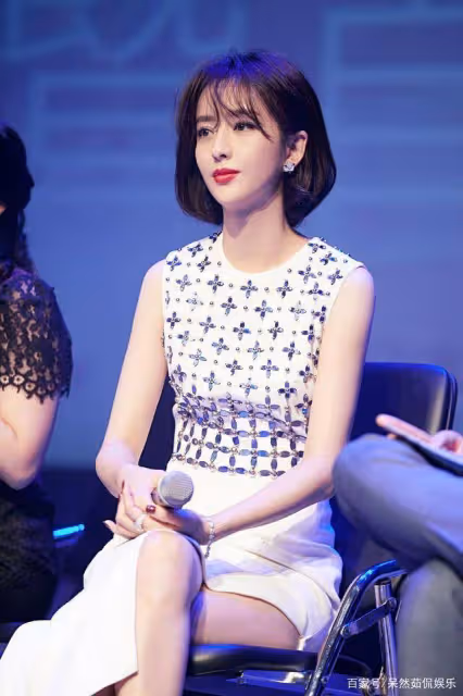 佟麗婭稱自己「全班最丑」,本以為是自謙,看合照:什麼神仙班級