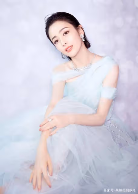 佟麗婭稱自己「全班最丑」,本以為是自謙,看合照:什麼神仙班級