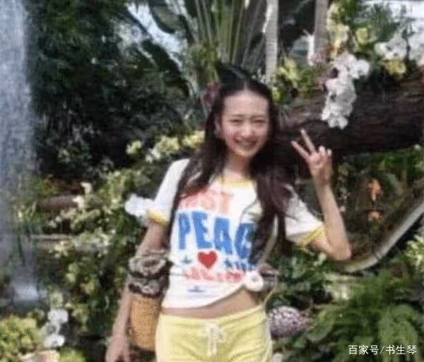 王鷗早年照片曝光,青澀模樣惹人羨,坐在「猩猩」懷中絲毫不膽怯