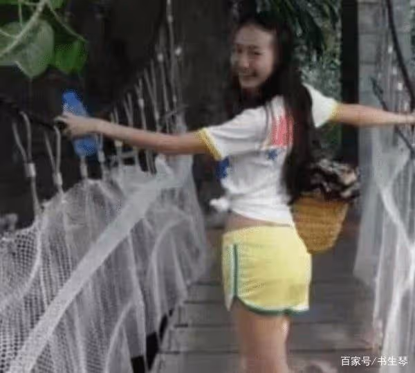 王鷗早年照片曝光,青澀模樣惹人羨,坐在「猩猩」懷中絲毫不膽怯